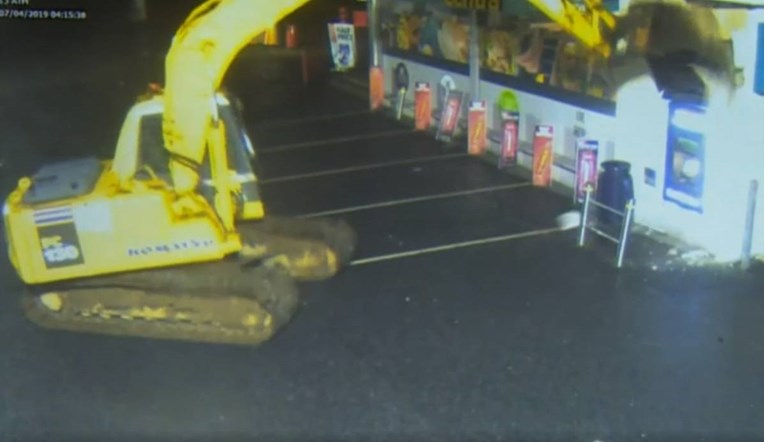 VIDEO U Sjevernoj Irskoj ukrali bager i njime išli pljačkati bankomat